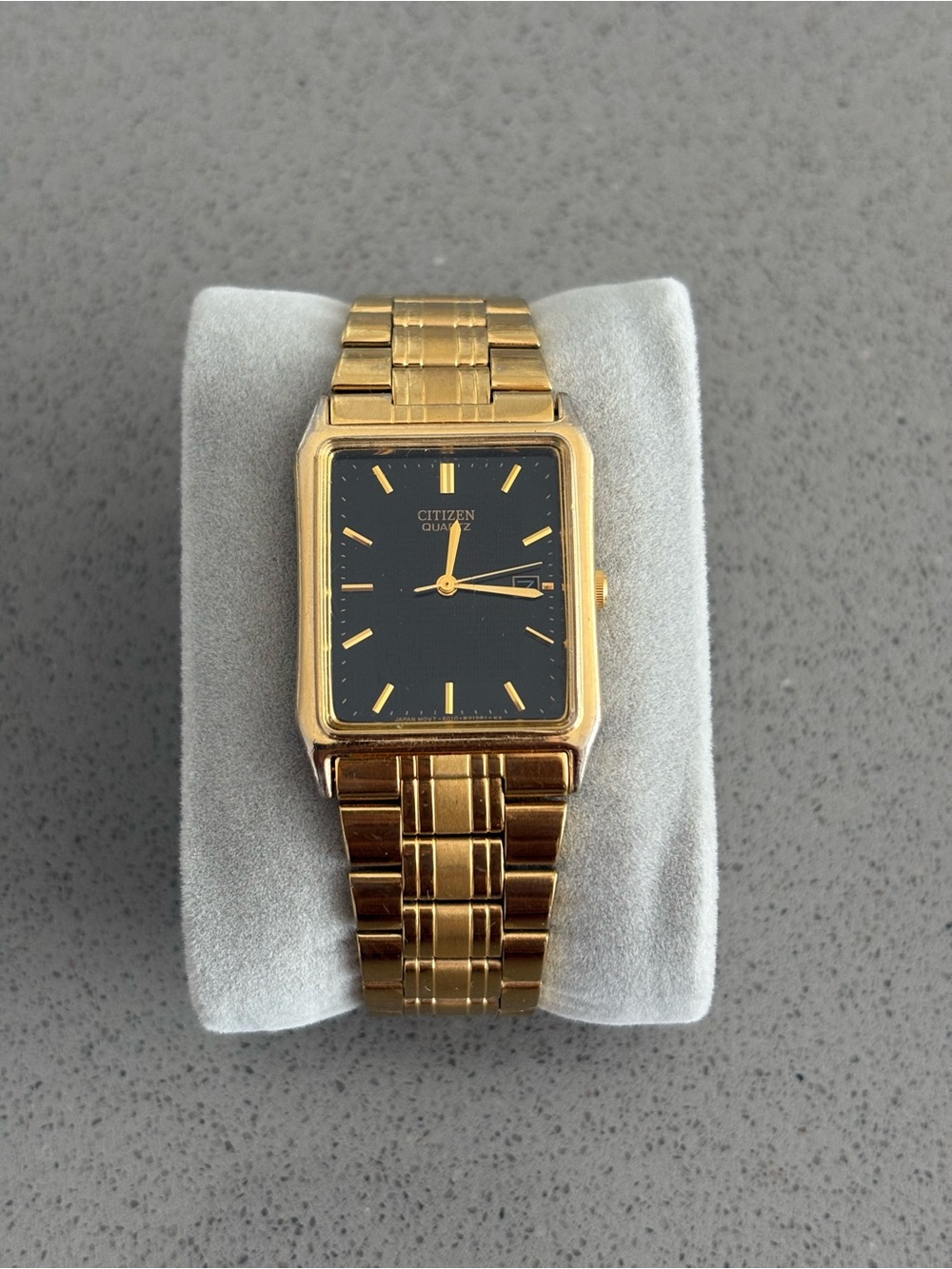Vintage Citizen Gold-Tone Quartz Watch with Black Dial